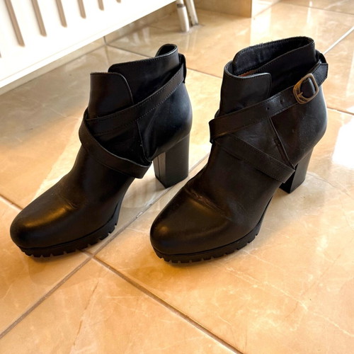 Mille Luci women's leather ankle boots size 40 like new black