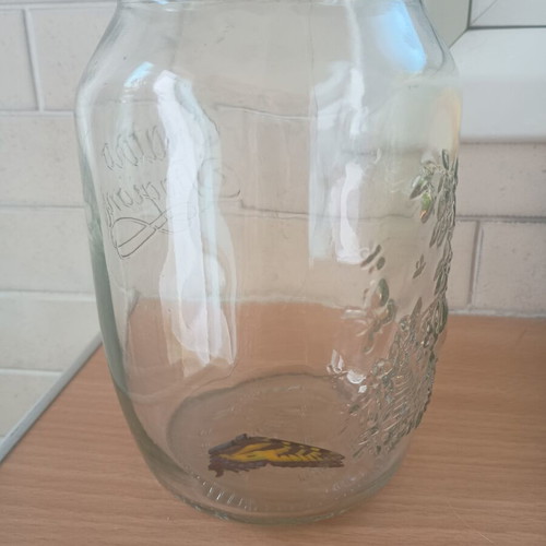 Decorative jar with moving butterfly mechanism