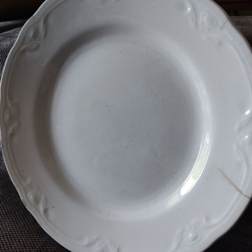 Vintage Minotiki plate used, white with embossed design, 23 cm