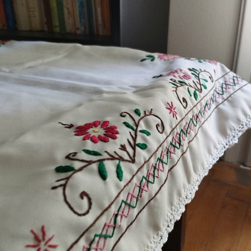 Handmade embroidered table runner 67×67 cm like new, vintage