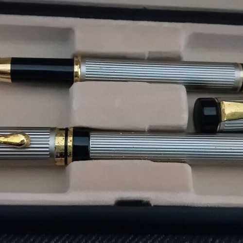 Collectible vintage pen and fountain pen set like new