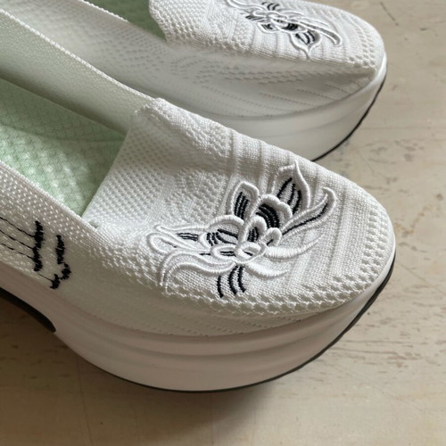 Chunky sneakers with embroidery like new, soft insole