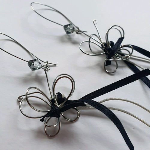 Butterfly earrings like new, hanging metal design