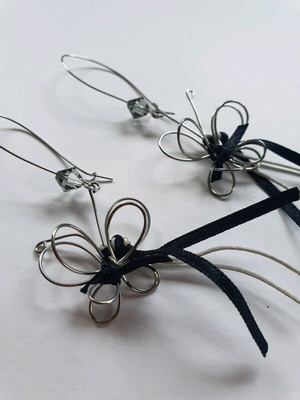 Butterfly earrings like new, hanging metal design