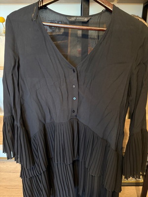 Zara women's dress with pleated details size XS like new