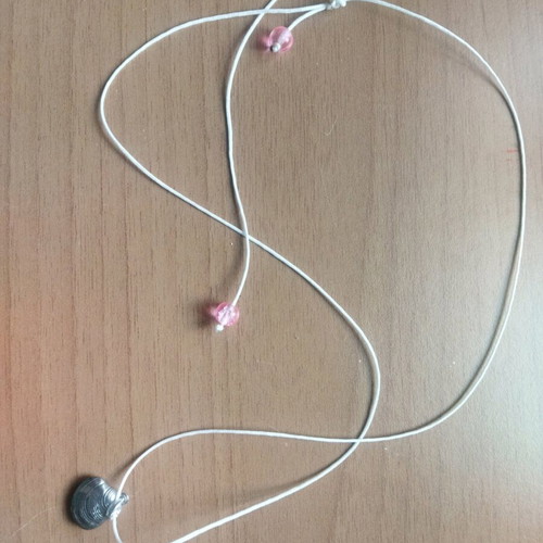 Handmade necklace with shell and adjustable height system, gray