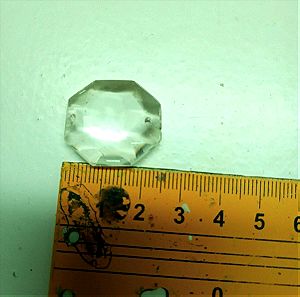 Κρύσταλλο πρισματικό διάφανο 2.5εκ. με τρύπες για κρέμασμα και δημιουργία ίριδας από το ηλιακό φως