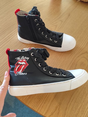 Μποτάκια Zara Rolling Stones σαν καινούργια, νούμερο 34, μαύρα και κόκκινα