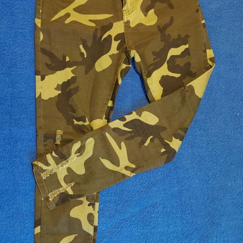 Camouflage pants like new with knee openings and elastic fabric