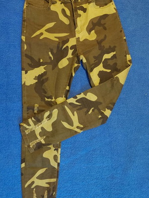 Camouflage pants like new with knee openings and elastic fabric