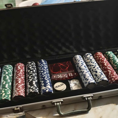 Poker set in metal case like new