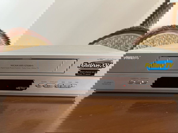 Vintage 2000’s PHILIPS VHS player