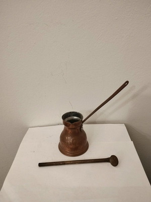 Χάλκινο μπρίκι του καφέ παλιάς εποχής μεταχειρισμένο με μπρούτζινο κουταλάκι