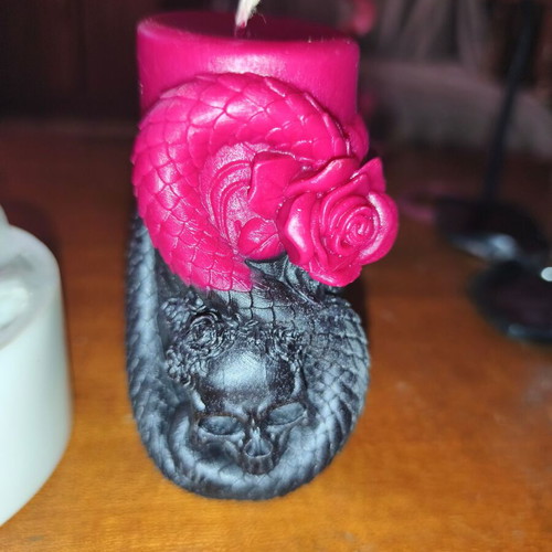 2 scented candles with dark vanilla aroma and skull candle gift