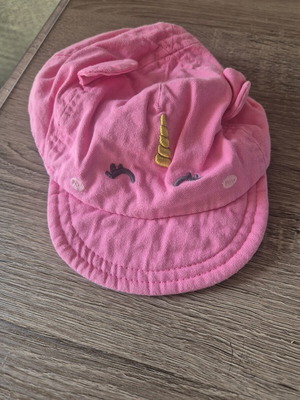 Girl's hat 6-12 months like new