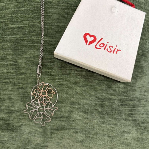 Loisir necklace new with floral design in silver tone