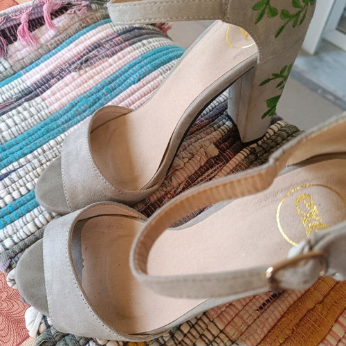 Exe sandals used, size 37, platform heels with embroidery