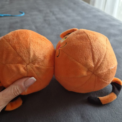 Set of 2 plush cats like new, 13cm diameter each