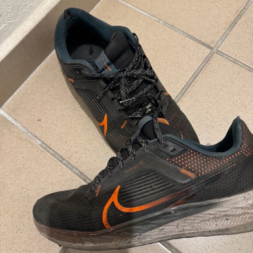 Nike athletic shoes size 43 like new, black and orange