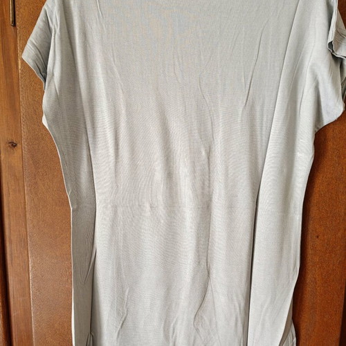 Short-sleeve gray top with print like new