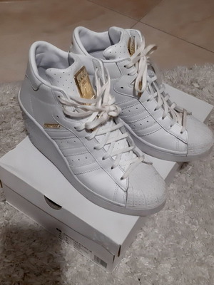 Adidas Superstar ботуши limited edition номер 40, като нови, бели с златни детайли