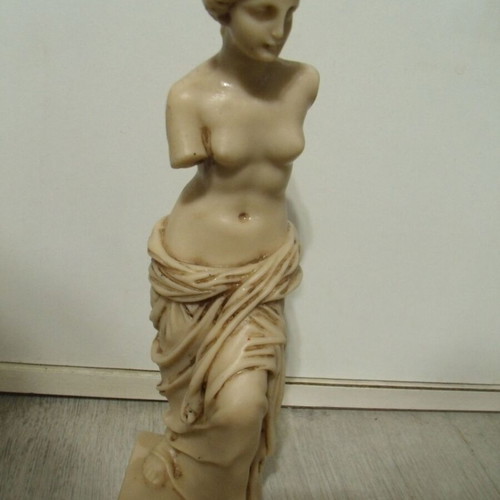 Venus figure statue used, alabaster