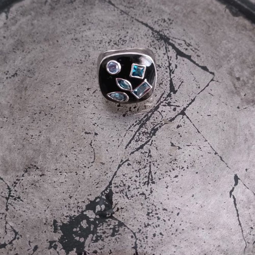Loisir silver ring in excellent condition with black enamel and blue zircon