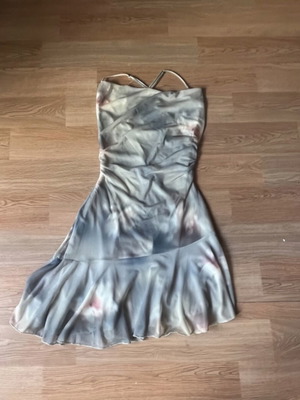 Green mini dress Bershka with open back, like new