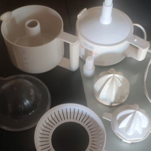 Delonghi juicer like new with two citrus cones and measuring jug