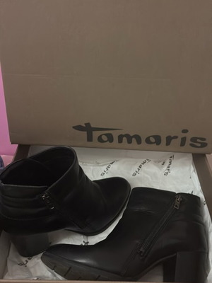 Tamaris γυναικεία μποτάκια με τετράγωνα τακούνια και πλαϊνά φερμουάρ σε μαύρο, μέγεθος 38
