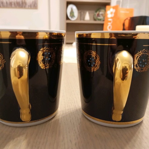 Decorative mugs like new, set of two