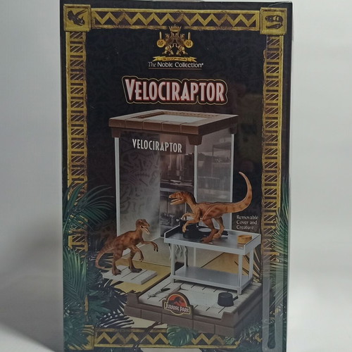 The Noble Collection Jurassic Park Velociraptors PVC Diorama Set new
