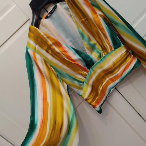 Zara crop top like new with flared sleeves, colorful