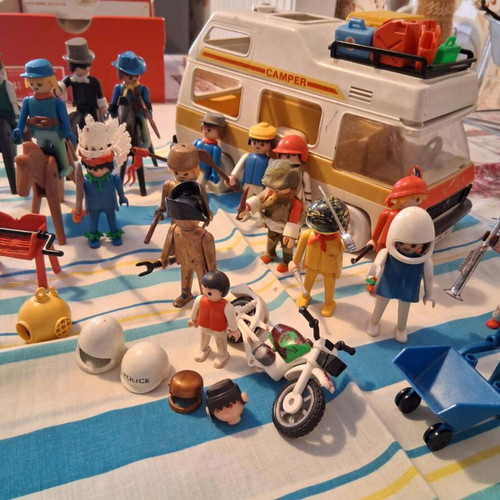 Playmobil 17 figures with bus and accessories like new
