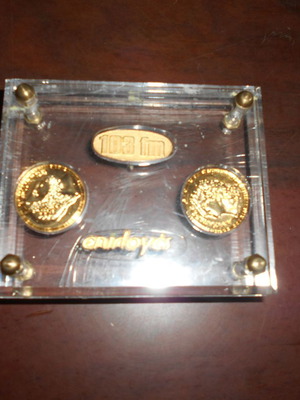 Commemorative gold-plated coins 103 FM and magazine in plexiglass case