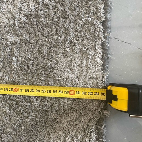 Gray runner rug 3.05 m with low pile like new
