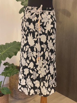 Φλοράλ φούστα ασπρόμαυρη με boho ζώνη μεταχειρισμένη, αέρινη maxi