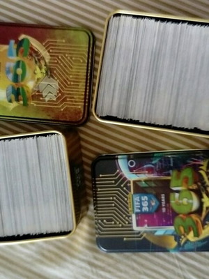PANINI ADRENALYN XL FIFA 365, 800+ ΚΑΡΤΕΣ ΚΑΙ ΔΎΟ ΜΕΤΑΛΛΙΚΆ ΣΥΛΛΕΚΤΙΚΑ ΚΟΥΤΙΑ. ΤΙΜΉ 250 ΕΥΡΏ.