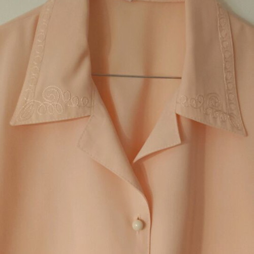 Women's salmon shirt like new with embroidered collar detail