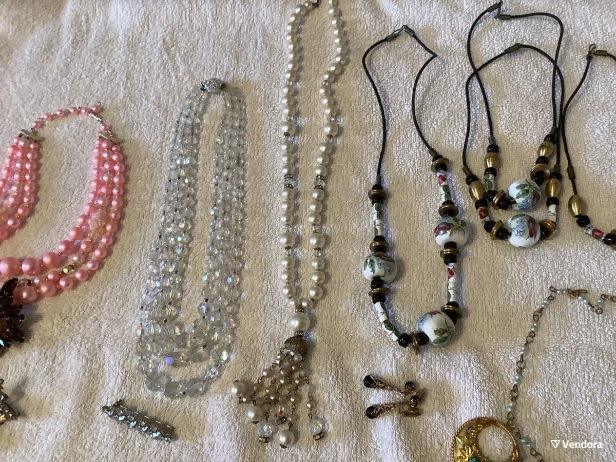Vintage faux bijou necklace used with… - € 4,00 - Vendora.cy