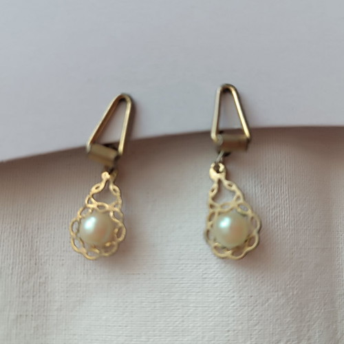 Vintage metal earrings with pearl and clip fastening