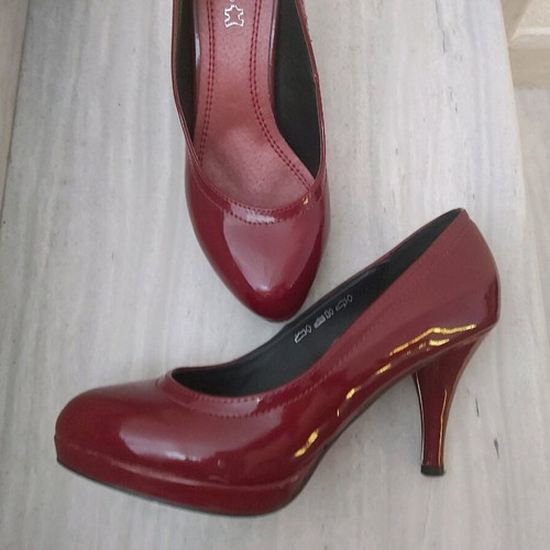 Patent leather pumps burgundy like new, 8 cm heel