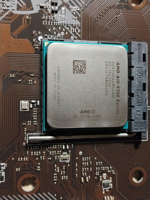 AMD A10-9700 Socket AM4 с вградена графика Radeon R7 и охладител, като нов