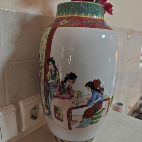 Chinese decorative vase porcelain Famille Rose palette like new