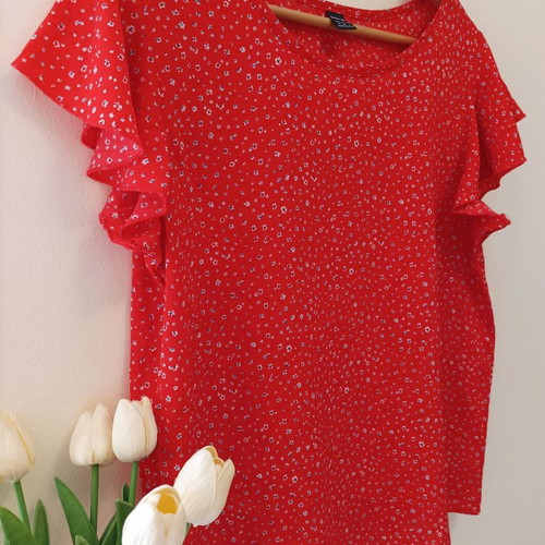 Floral top red like new with ruffles on sleeves