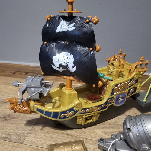 Pirate ship playset with island