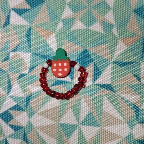 Elastic ring with beads and strawberry center