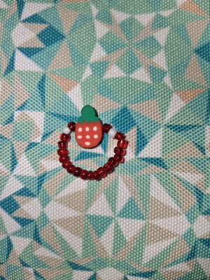 Elastic ring with beads and strawberry center