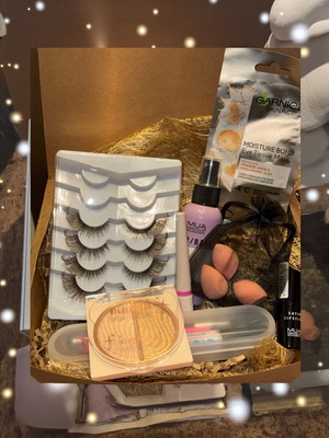 Σετ περιποίησης για γυναίκα καινούργιο με βλεφαρίδες, κραγιόν και μάσκα ματιών