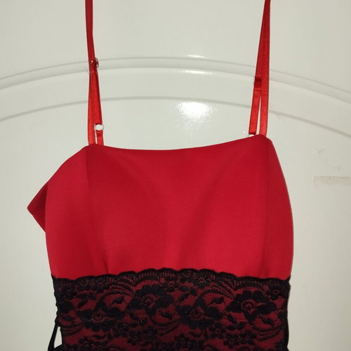 Red dress with lace used, one size, adjustable straps